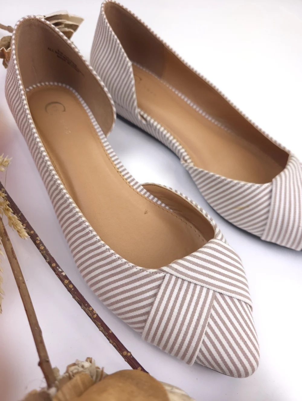 Womens White Tan Striped Flats Sz 8 - Picture 1 of 11